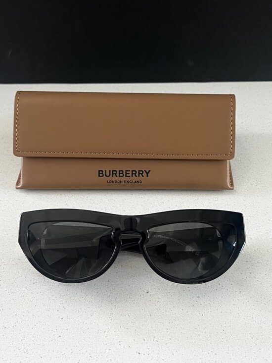 Burberry BE4422U411287 Black cat-eye sunglasses main image 4